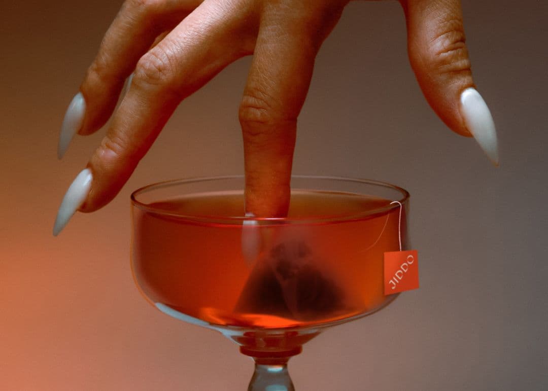A JIDDO pyramid bag dipped in a coupe glass